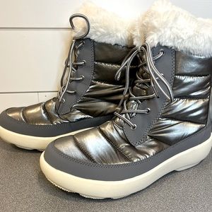NIB Sperry Women's Bearing Plushwave Snow Boots In METALLIC SILVER Size 8